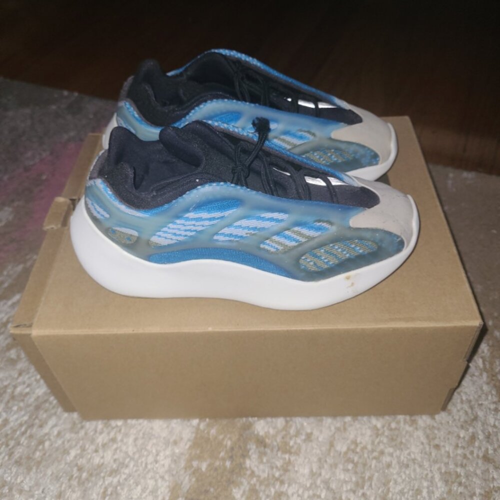 Yeezy 700 V3  Size 11 kids sneakers